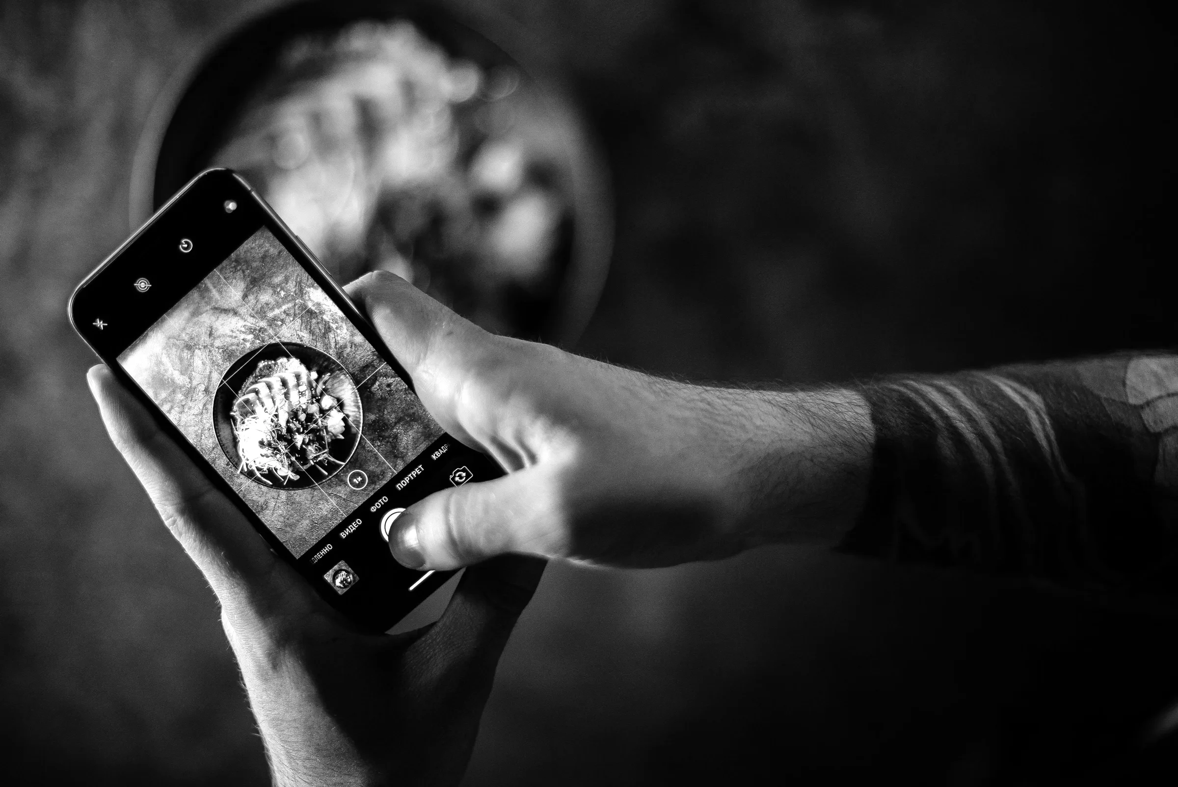 Photographing a dish on a smartphone for social media